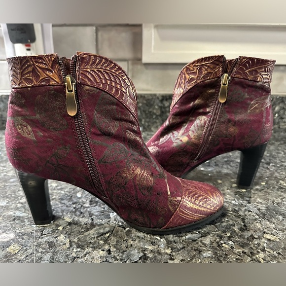 L'Artiste Spring Step Size 38 7.5 US Lidia Brown Gold Embossed Heels Ankle Boots - Picture 1 of 16